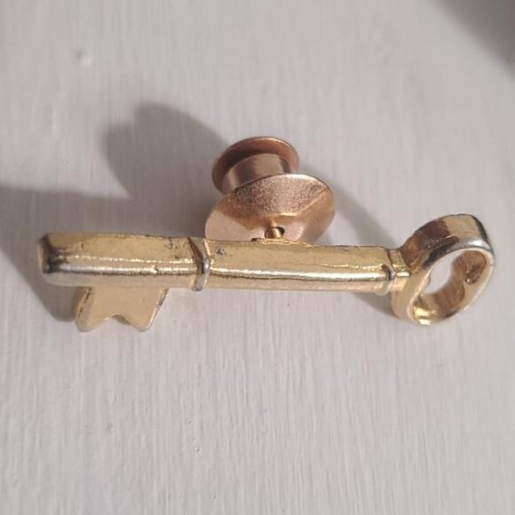 Skeleton Key Vintage Gold Lapel Pin Tie Tack Brooch - Club Locksmith Member Pin - Picture 2 of 4